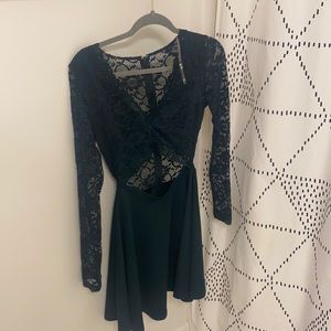 Posh Love mini army green dress. With Lace sleeves and open stomach.